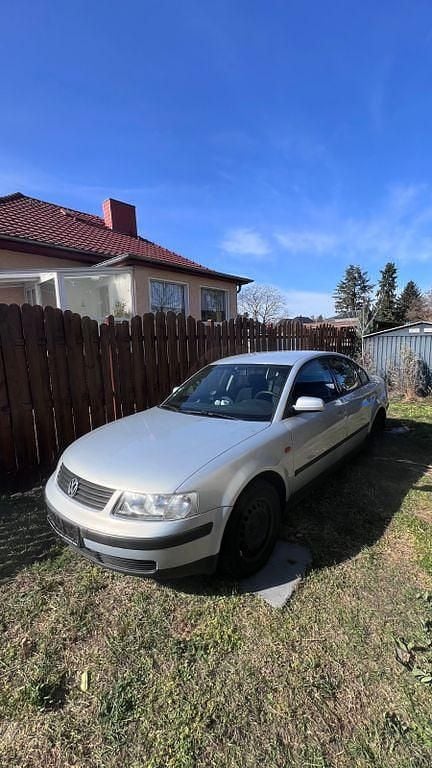 Gebraucht VW Passat 101 PS (74 kW) 1997 Silber Limousine
