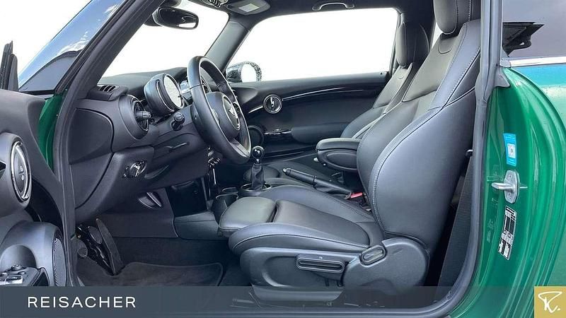 Gebraucht Mini Cooper Coupé Classic 136 PS (100 kW) 2023 British racing green metallic Coupé