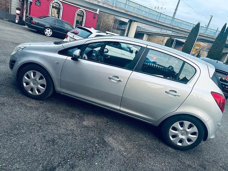 Gebraucht Opel Corsa Edition 69 PS (50 kW) 2012 Silber Limousine