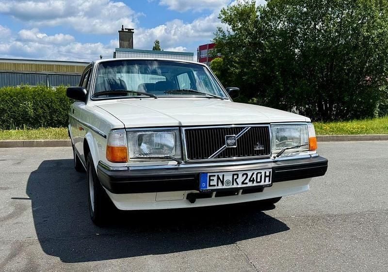 Weiß Gebraucht 1989 Volvo 244 Limousine | 14.500 € - Bild 1/4