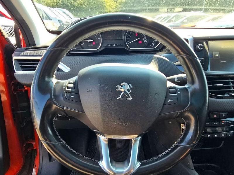 Gebraucht Peugeot 208 Allure Sky 110 PS (80 kW) 2015 Orange Kleinwagen