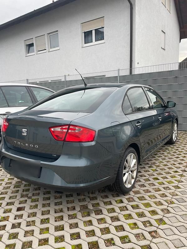 Grau Gebraucht 2014 Seat Toledo Limousine | 4.500 € (Guter Preis) - Bild 1/4