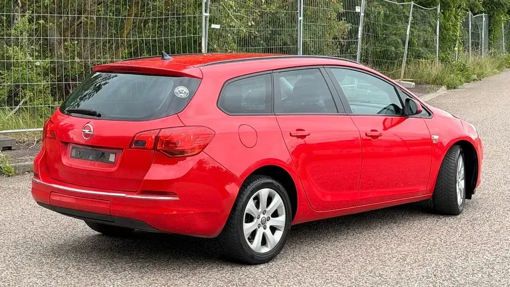 Gebraucht Opel Astra 110 PS (80 kW) 2012 Rot Kombi