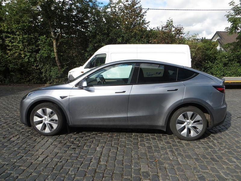 Grau Gebraucht 2024 Tesla Model Y SUV | 35.990 € (Guter Preis) - Bild 1/4
