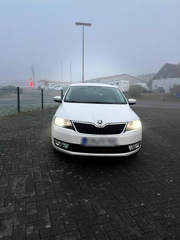 Weiß Gebraucht 2013 Skoda Rapid Limousine | 4.500 € (Etwas zu teuer) - Bild 1/4