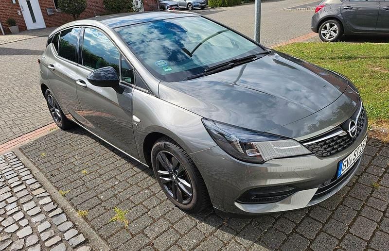 Grau Gebraucht 2020 Opel Astra Limousine | 11.300 € (Fairer Preis) - Bild 1/4