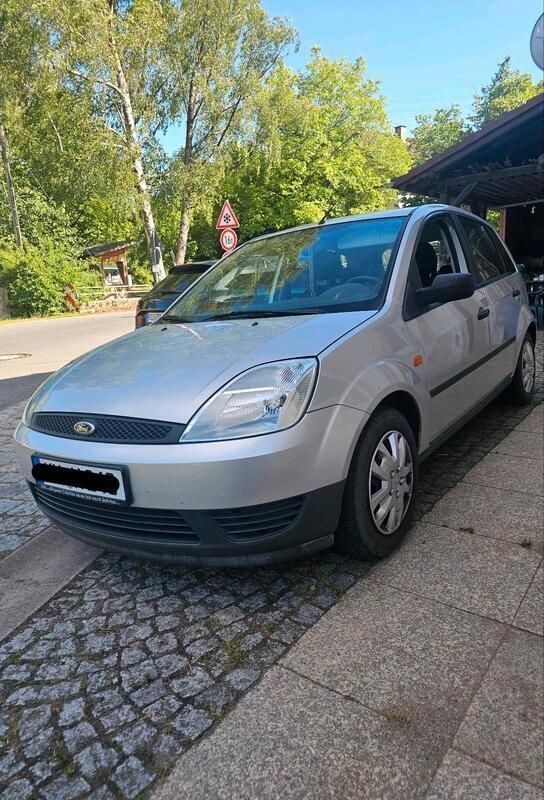 Silber Gebraucht 2004 Ford Fiesta Kleinwagen | 3.100 € (Teuer) - Bild 1/4