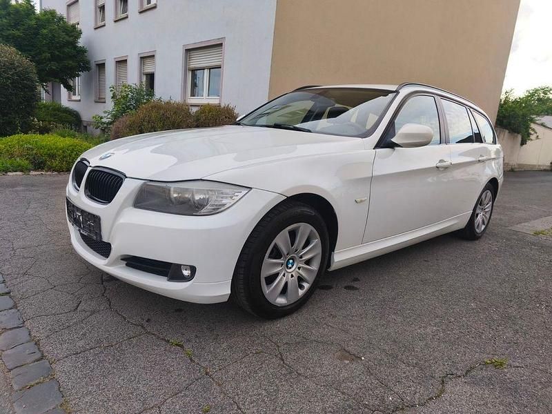 Weiß Gebraucht 2010 BMW 318 Comfort Edition Kombi | 3.600 € (Guter Preis) - Bild 1/4