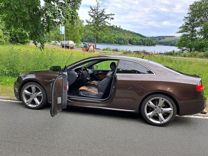 Braun Gebraucht 2011 Audi A5 Sport Coupé | 10.970 € (Fairer Preis) - Bild 1/4