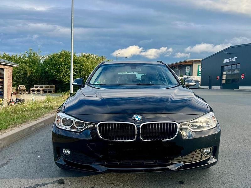Schwarz Gebraucht 2014 BMW 320 Kombi | 10.990 € (Fairer Preis) - Bild 1/4