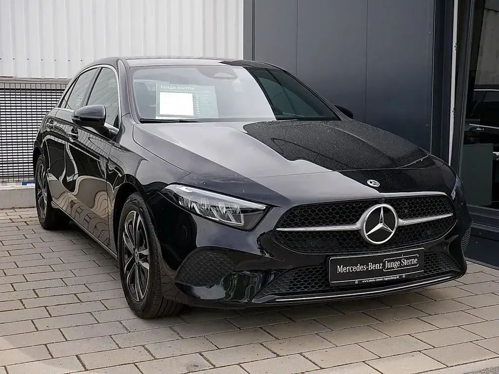 Gebraucht Mercedes A200 Progressive 163 PS (119 kW) 2025 Metalliclack kosmosschwarz Limousine