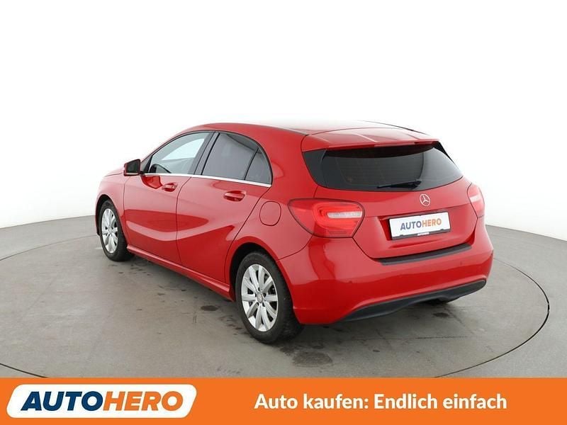 Gebraucht Mercedes A180 Style 122 PS (89 kW) 2015 Rot Limousine