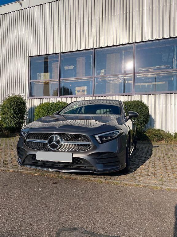 Grau Gebraucht 2018 Mercedes A250 AMG Limousine | 27.490 € (Fairer Preis) - Bild 1/4