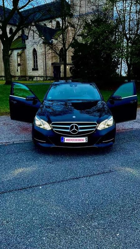 Schwarz Gebraucht 2017 Mercedes E250 Limousine | 24.000 € (Fairer Preis) - Bild 1/4