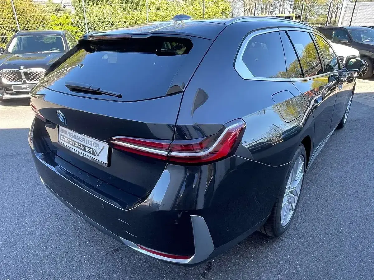 Gebraucht BMW 530e Sport Line 299 PS (219 kW) 2025 Sophistograu brillianteffekt Kombi