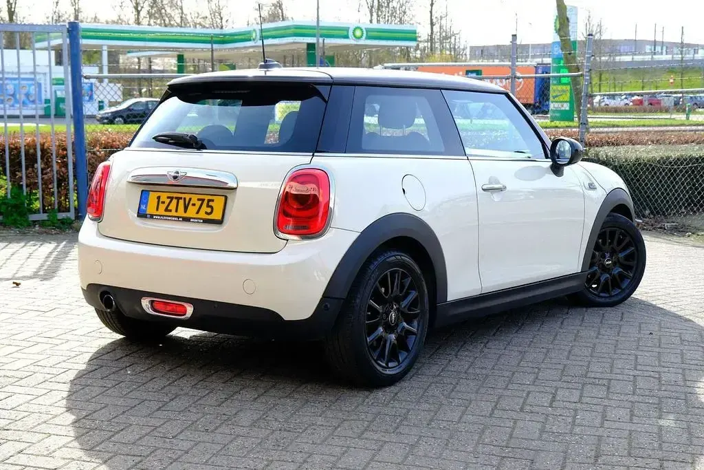 Używany Mini Cooper Pepper 136 KM (100 kW) 2015 Biały Hatchback