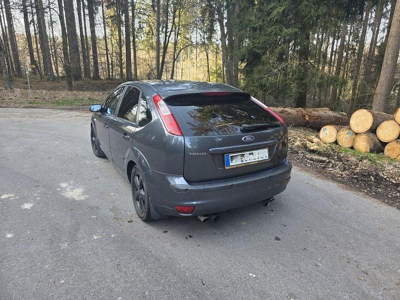 Gebraucht Ford Focus Titanium 116 PS (85 kW) 2005 Grau Limousine