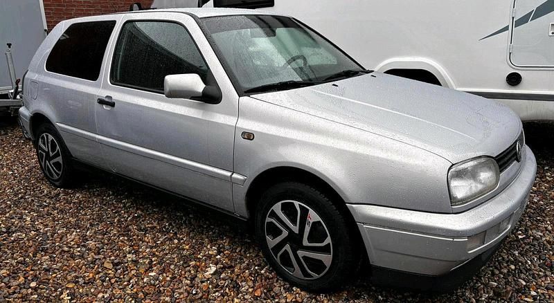 Gebraucht VW Golf III 90 PS (66 kW) 1995 Silber Kleinwagen