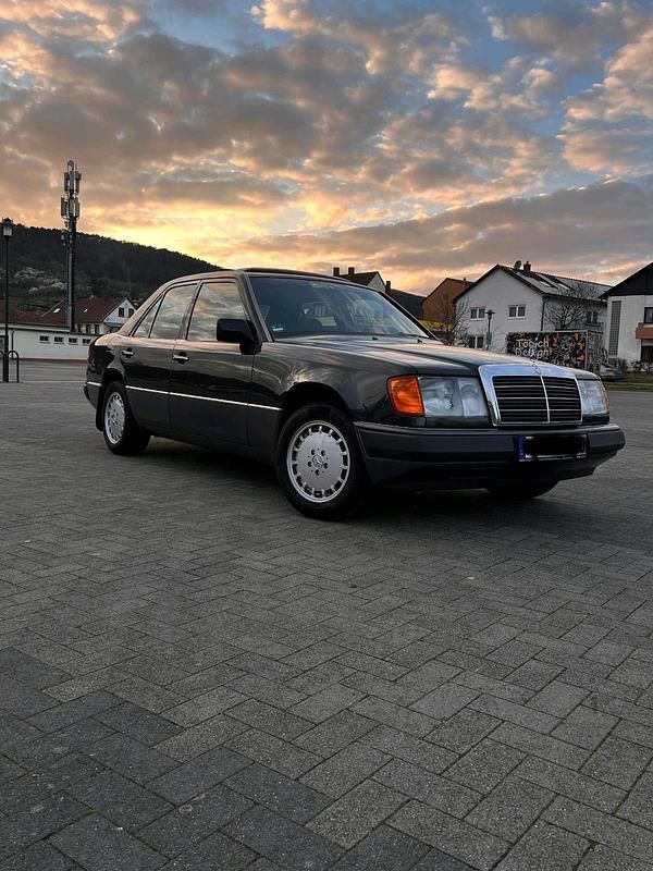 Gebraucht Mercedes E260 160 PS (117 kW) 1989 Blau Limousine