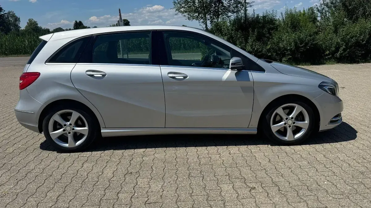 Gebraucht Mercedes B200 Sport 156 PS (114 kW) 2014 Silber Kleinwagen