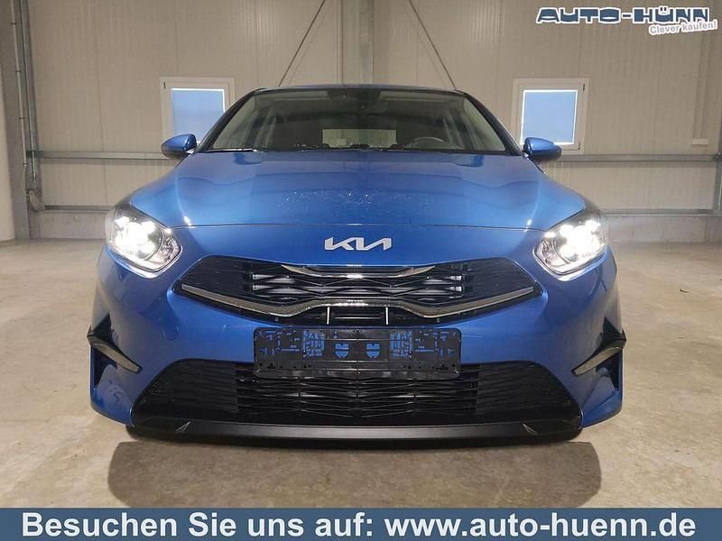 Blue flame metallic Neu 2025 Kia Ceed 2 Limousine | 21.750 € (Superpreis) - Bild 1/4