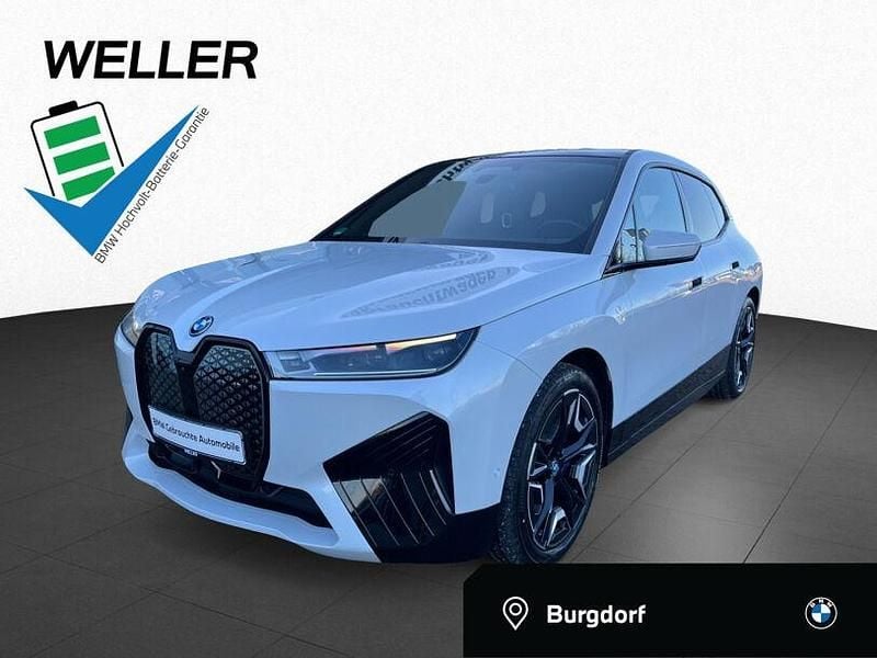 Mineralweiß metallic (weiß) Gebraucht 2023 BMW iX Sport Line SUV | 47.390 € (Guter Preis) - Bild 1/4