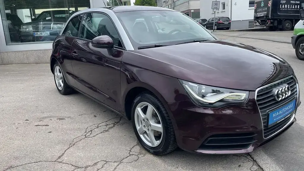 Używany Audi A1 Attraction 86 KM (63 kW) 2011 Czerwony Hatchback