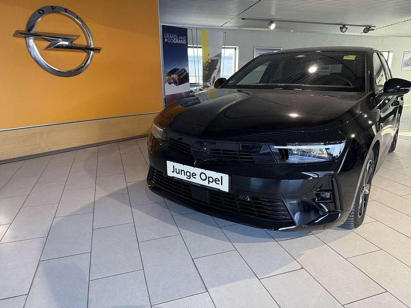 Lackierung schwarz perla Gebraucht 2024 Opel Astra Kleinwagen | 21.990 € (Guter Preis) - Bild 1/4