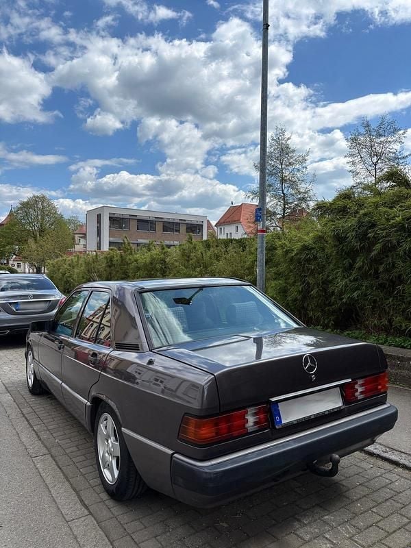 Second-hand Mercedes 190 109 CP (80 kW) 1993 Andere farben Berlinǎ