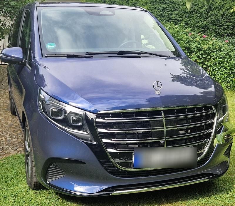 Blau Gebraucht 2025 Mercedes V250 Exclusive Van / Kleinbus | 79.500 € (Etwas zu teuer) - Bild 1/4