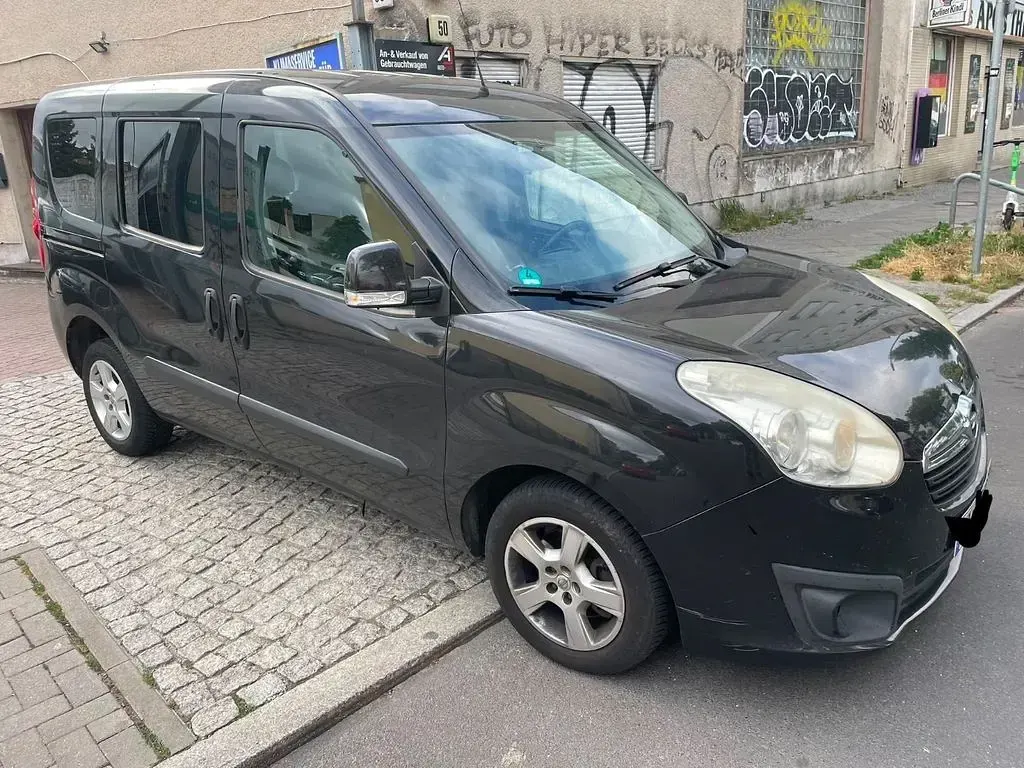 Gebraucht Opel Combo Edition 105 PS (77 kW) 2012 Schwarz Van / Kleinbus