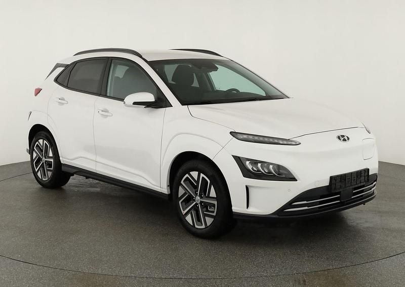Serenity weiß metallic Gebraucht 2024 Hyundai Kona Advantage SUV | 26.684 € (Fairer Preis) - Bild 1/4