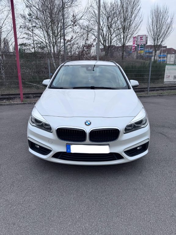 Weiß Gebraucht 2016 BMW 218 Van / Kleinbus | 11.500 € (Fairer Preis) - Bild 1/4