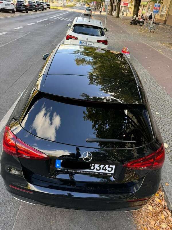 Schwarz Gebraucht 2023 Mercedes 180 Advanced Limousine | 29.999 € (Teuer) - Bild 1/4