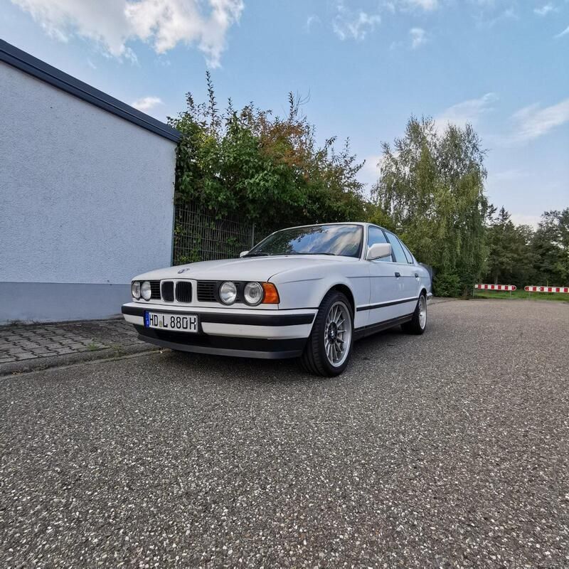 Weiß Gebraucht 1988 BMW 520 Limousine | 4.300 € - Bild 1/4