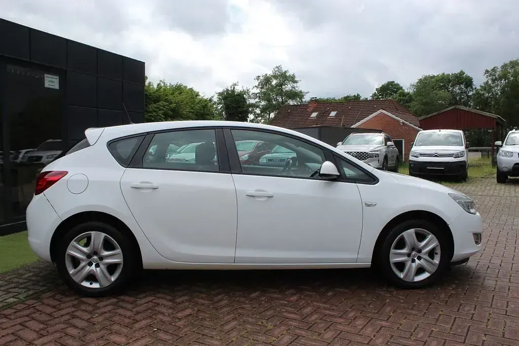 Gebraucht Opel Astra Edition 101 PS (74 kW) 2012 Weiß Limousine