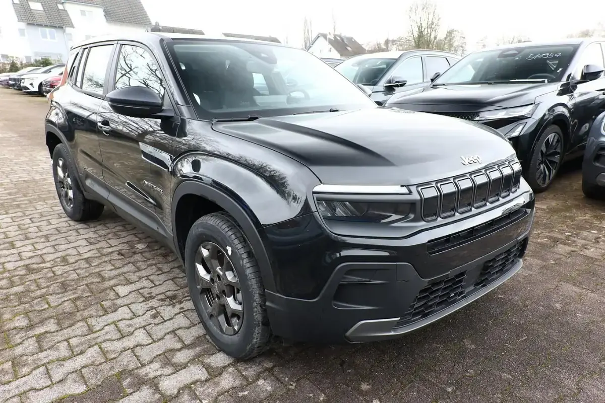 Neu Jeep Avenger Longitude 110 PS (80 kW) 2025 Volcano black SUV