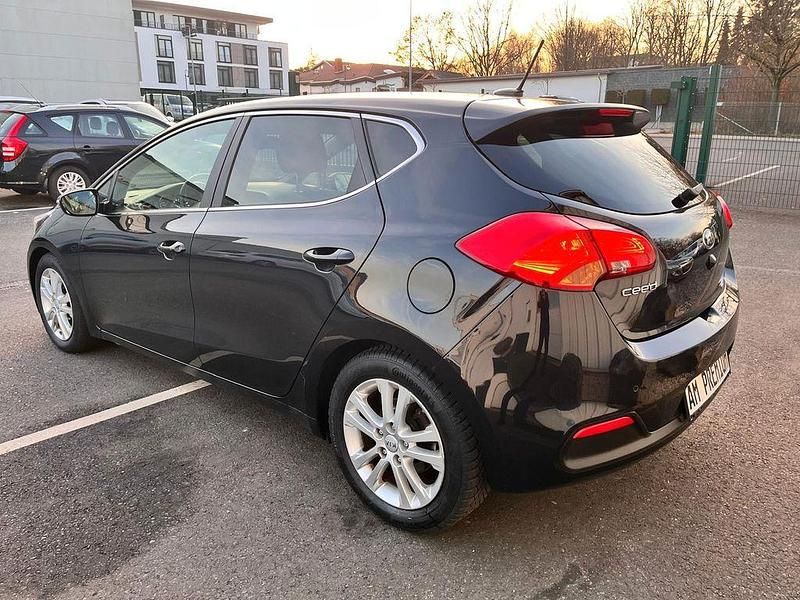 Gebraucht Kia Ceed 135 PS (99 kW) 2015 Schwarz Kleinwagen