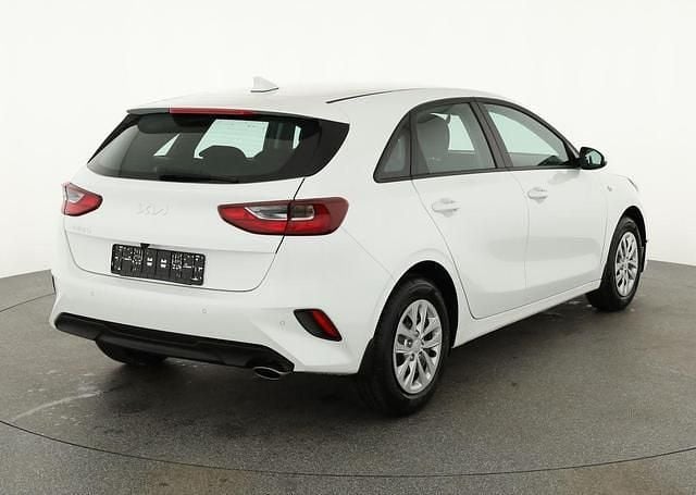 Deluxeweiß metallic deluxeweiß metallic Neu 2025 Kia Ceed Limousine | 23.595 € (Guter Preis) - Bild 1/4
