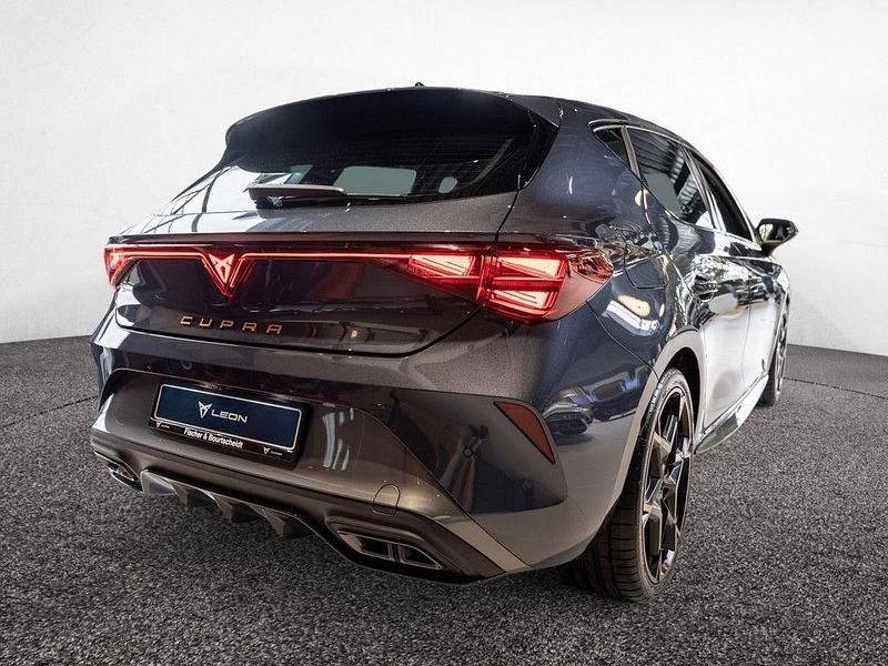 Neu Cupra Leon 150 PS (110 kW) 2025 Magnetic grau Limousine