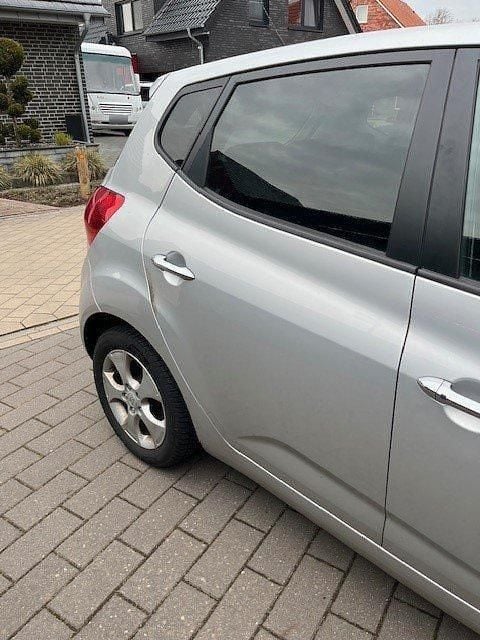 Używany Kia Venga 125 KM (91 kW) 2012 Srebrny Hatchback