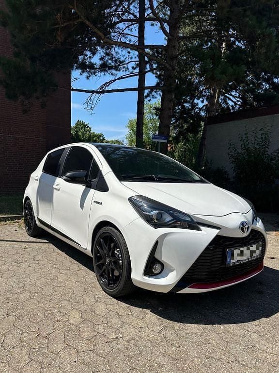 Weiß Gebraucht 2019 Toyota Yaris Sport Limousine | 13.999 € (Fairer Preis) - Bild 1/4