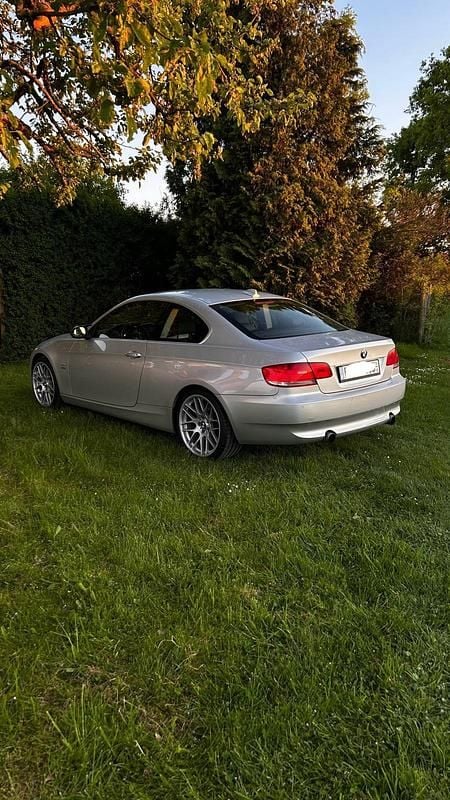Grau Gebraucht 2008 BMW 335 Coupé | 16.450 € (Superpreis) - Bild 1/4