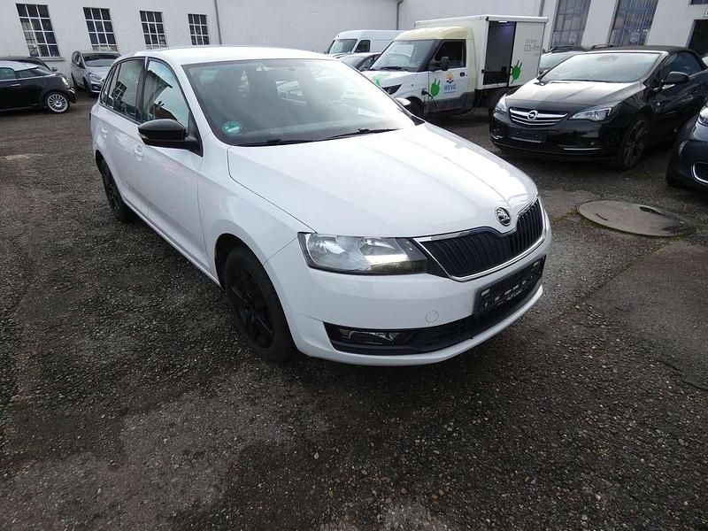 Candyweiss Gebraucht 2018 Skoda Rapid Ambition Kleinwagen | 9.890 € (Fairer Preis) - Bild 1/4