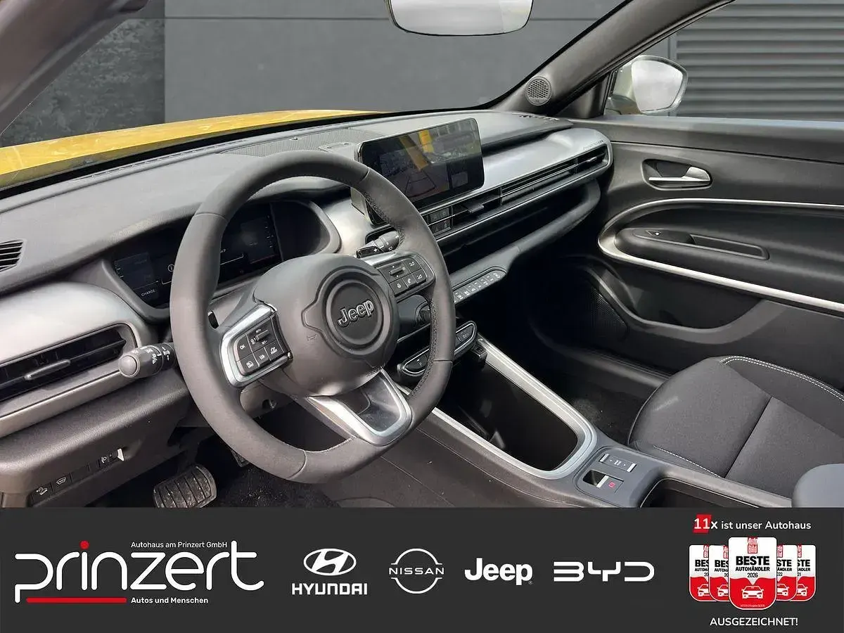 Neu Jeep Avenger Summit 110 PS (80 kW) 2026 Stone grey SUV