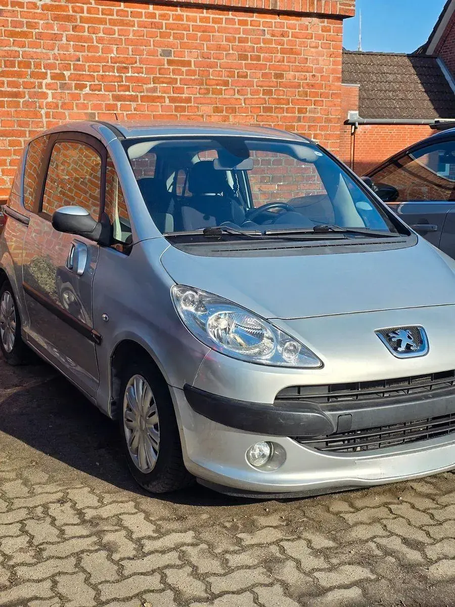Gebraucht Peugeot 1007 73 PS (53 kW) 2006 Silber Van / Kleinbus