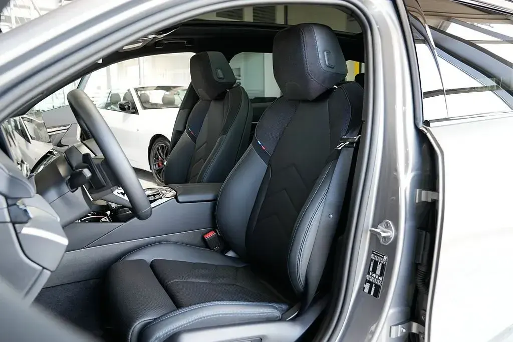 Gebraucht BMW 520 M Sport 208 PS (152 kW) 2026 Oxidgrau Kombi