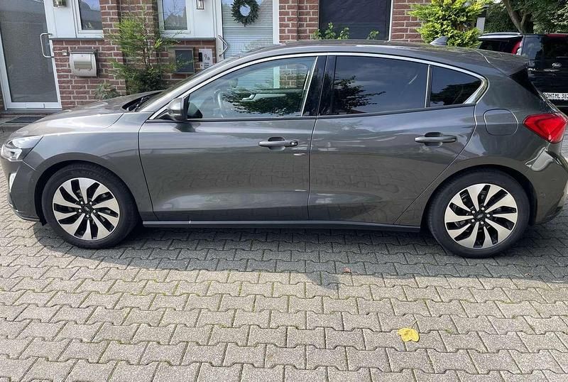 Grau Gebraucht 2019 Ford Focus Cool & Connect Kleinwagen | 13.500 € (Fairer Preis) - Bild 1/4