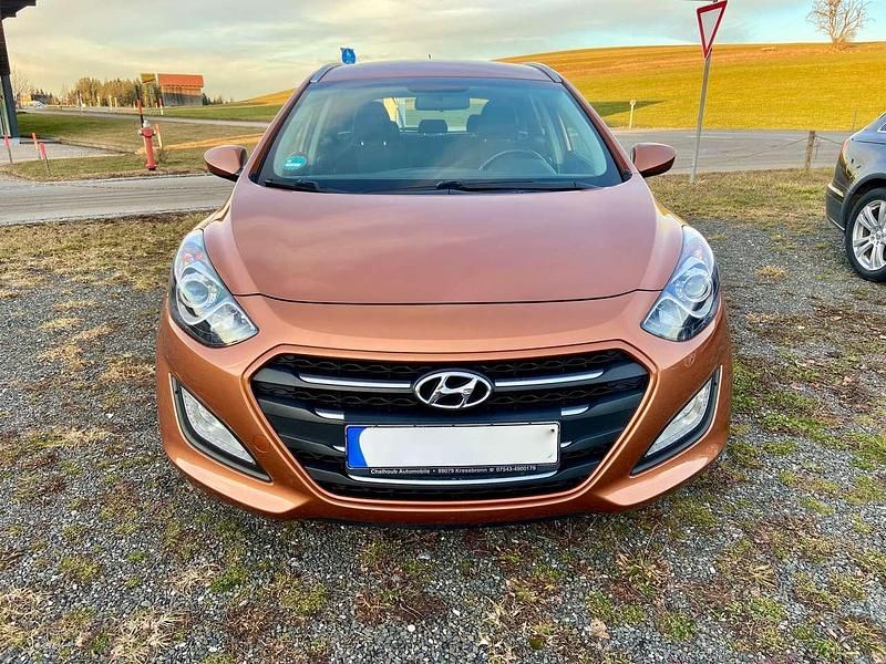 Gebraucht Hyundai i30 Classic 120 PS (88 kW) 2017 Orange caramel / met Kombi