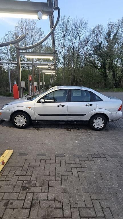 Second-hand Ford Focus 101 CP (74 kW) 2001 Argintiu Berlinǎ